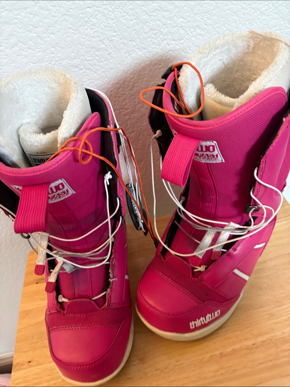 thirtytwo Women’s Hot Pink Snowboard Ankle Boot - Performance Bootie - Picture 4 of 4